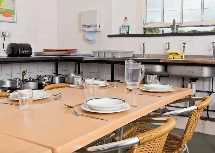 واي إتش إيه هولي هاو بيت شباب كونيستون